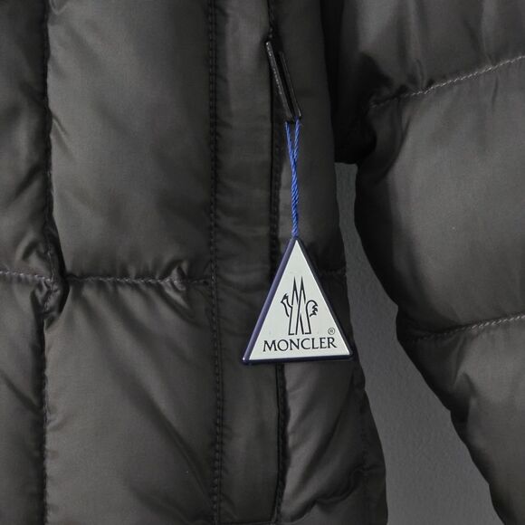 Moncler Women’s Glenoble Short Down Puffer Jacket in Army Green Size M (38) - Picture 4 of 9